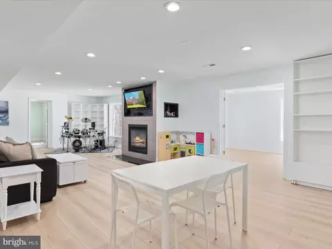 Living - 21424 Glebe Vw, Broadlands, VA 20148 photo 7 of 8