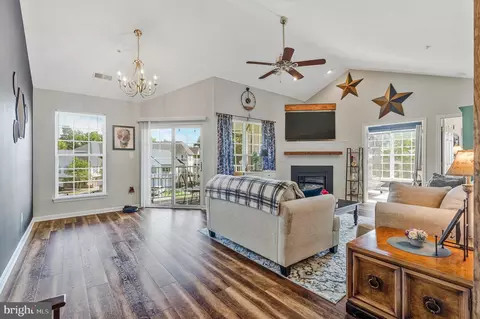 25230 Pond View Sq #301, Chantilly, VA 20152
