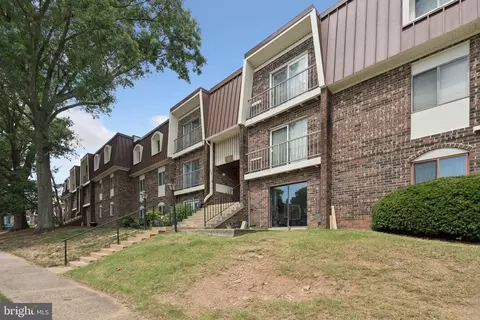 221 N Emory Dr #4, Sterling, VA 20164