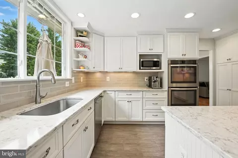 Kitchen - 42972 Deer Chase Pl, Ashburn, VA 20147 photo 6 of 8