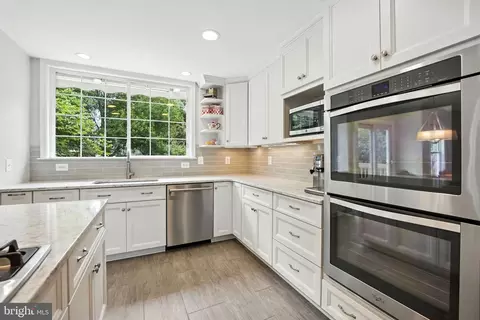 Kitchen - 42972 Deer Chase Pl, Ashburn, VA 20147 photo 7 of 8