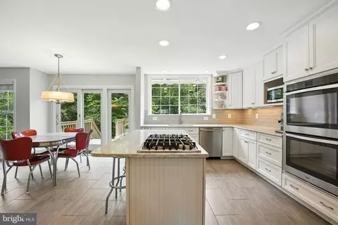 Kitchen - 42972 Deer Chase Pl, Ashburn, VA 20147 photo 3 of 8