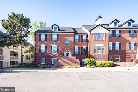 676 Gateway Dr SE #805, Leesburg, VA 20175