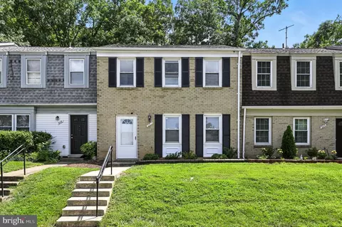 907 Windsor Ct, Sterling, VA 20164