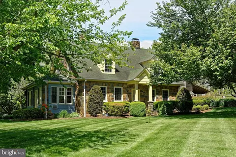 17895 Airmont Rd, Round Hill, VA 20141