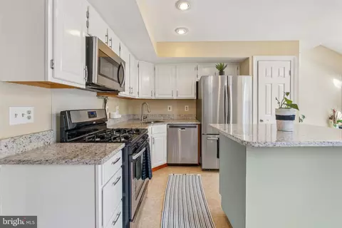 Kitchen - 21180 Hedgerow Ter, Ashburn, VA 20147 photo 3 of 4