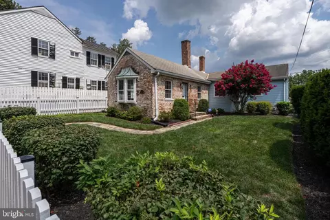 8 Wirt St NW, Leesburg, VA 20176