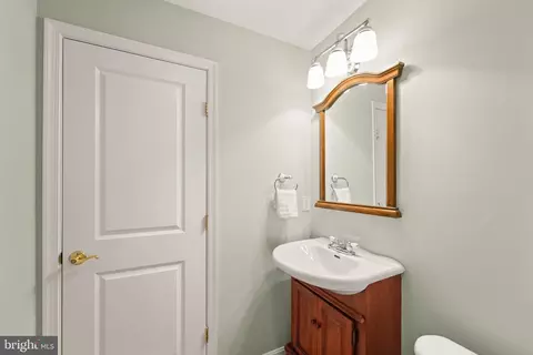 Bath - 42683 Explorer Dr, Brambleton, VA 20148 photo 6 of 6