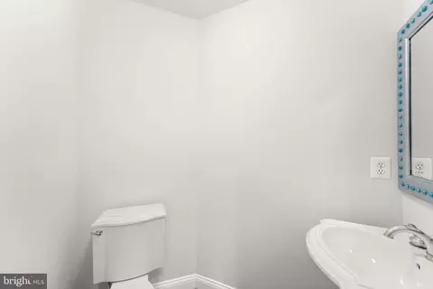Bath - 42683 Explorer Dr, Brambleton, VA 20148 photo 1 of 6