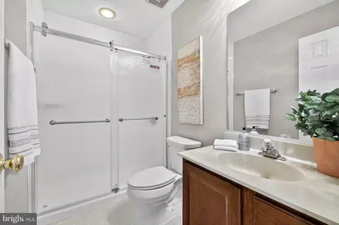 Bath - 21232 Hedgerow Ter, Ashburn, VA 20147 photo 2 of 4