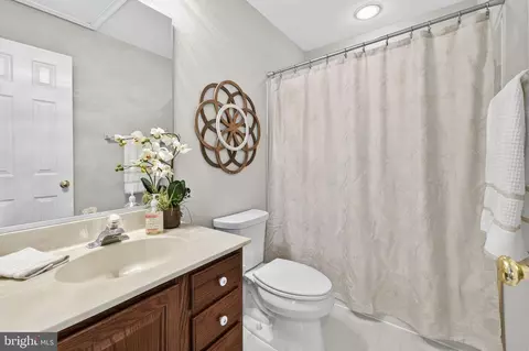 Bath - 21232 Hedgerow Ter, Ashburn, VA 20147 photo 3 of 4