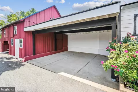 Exterior - 20857 Ashburn Rd, Ashburn, VA 20147 photo 18 of 21