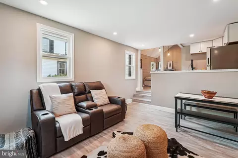 Entry Way - 20857 Ashburn Rd, Ashburn, VA 20147 photo 9 of 10