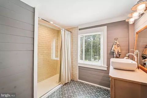 Bath - 20857 Ashburn Rd, Ashburn, VA 20147 photo 4 of 6