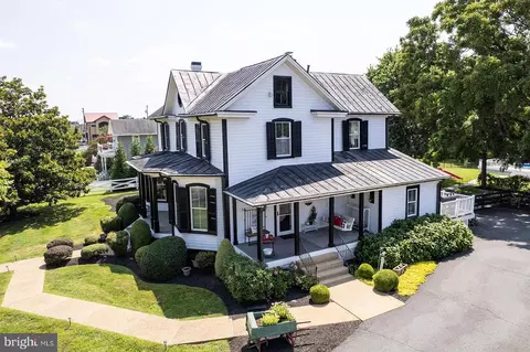 Exterior - 20857 Ashburn Rd, Ashburn, VA 20147 photo 15 of 21