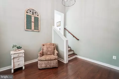 Entry Way - 20857 Ashburn Rd, Ashburn, VA 20147 photo 4 of 10