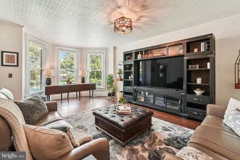 Living - 20857 Ashburn Rd, Ashburn, VA 20147 photo 1 of 2