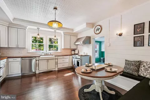 Kitchen - 20857 Ashburn Rd, Ashburn, VA 20147 photo 4 of 5