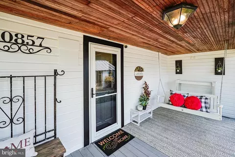 Exterior - 20857 Ashburn Rd, Ashburn, VA 20147 photo 5 of 21
