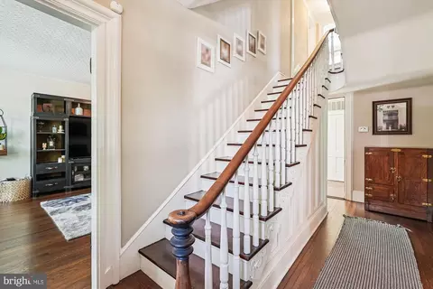 Entry Way - 20857 Ashburn Rd, Ashburn, VA 20147 photo 6 of 10
