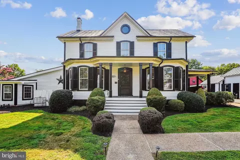 Exterior - 20857 Ashburn Rd, Ashburn, VA 20147 photo 2 of 21