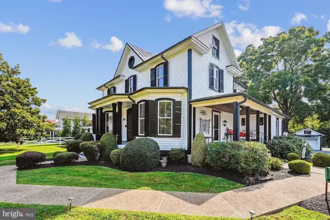 Exterior - 20857 Ashburn Rd, Ashburn, VA 20147 photo 12 of 21