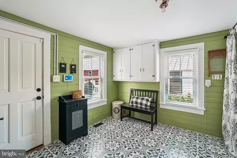 Entry Way - 20857 Ashburn Rd, Ashburn, VA 20147 photo 5 of 10