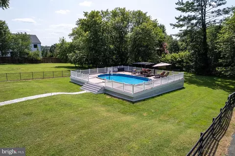 Exterior - 20857 Ashburn Rd, Ashburn, VA 20147 photo 8 of 21