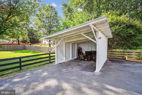 Exterior - 20857 Ashburn Rd, Ashburn, VA 20147 photo 19 of 21