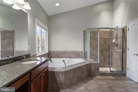 Bath - 22197 Windy Pine Ct, Broadlands, VA 20148 photo 2 of 4