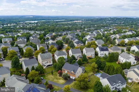 View/Area - 22197 Windy Pine Ct, Broadlands, VA 20148 photo 6 of 8