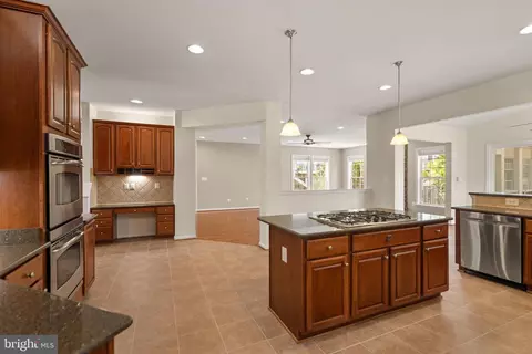 Kitchen - 22197 Windy Pine Ct, Broadlands, VA 20148 photo 4 of 7