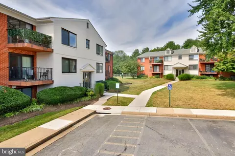125 S Clubhouse Dr SW #8, Leesburg, VA 20175