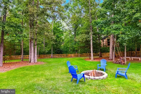 Exterior - 22530 Forest Run Dr, Ashburn, VA 20148 photo 10 of 12