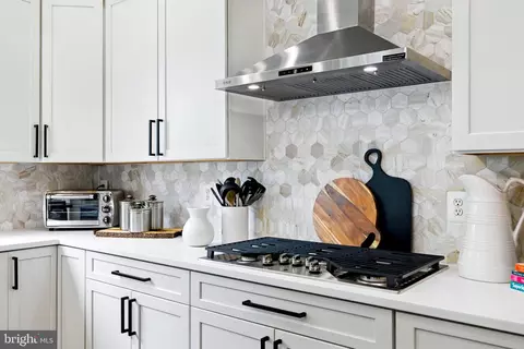 Kitchen - 22530 Forest Run Dr, Ashburn, VA 20148 photo 1 of 4