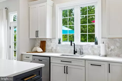 Kitchen - 22530 Forest Run Dr, Ashburn, VA 20148 photo 2 of 4