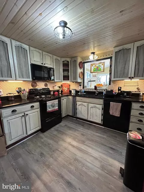 Kitchen - 229 Applegate Dr, Sterling, VA 20164 photo 3 of 4