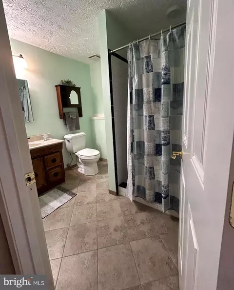 Bath - 229 Applegate Dr, Sterling, VA 20164 photo 4 of 5