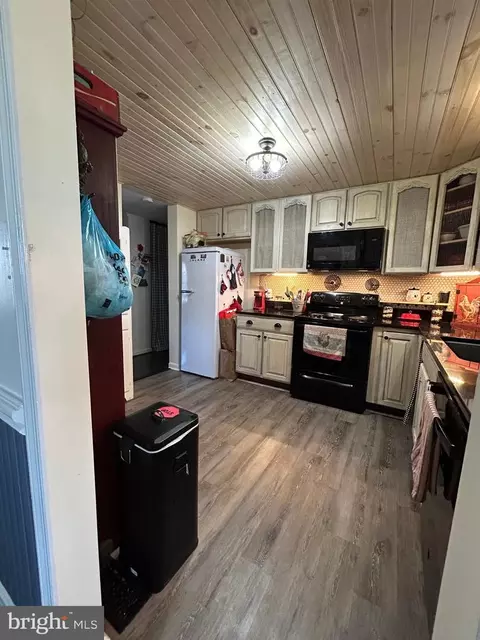 Kitchen - 229 Applegate Dr, Sterling, VA 20164 photo 2 of 4