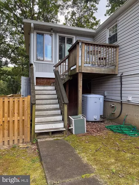 Exterior - 229 Applegate Dr, Sterling, VA 20164 photo 6 of 10