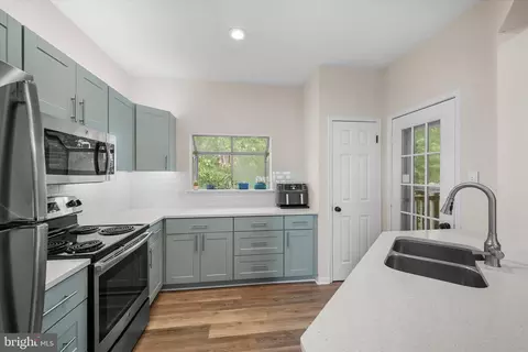 662 Gateway Dr SE #203, Leesburg, VA 20175