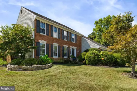 1 Foxmore Ct, Sterling, VA 20165