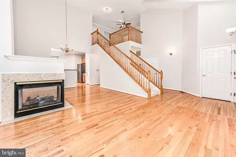 Living - 20885 Conesus Sq, Ashburn, VA 20147 photo 5 of 8
