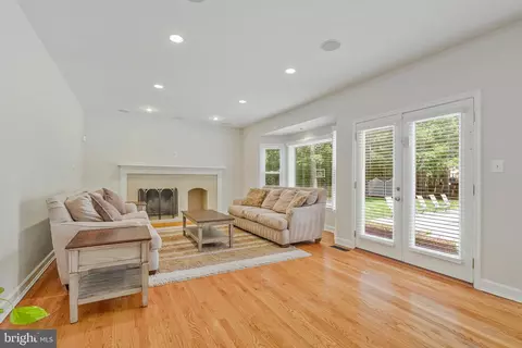 Living - 116 Lake Dr, Sterling, VA 20164 photo 3 of 4