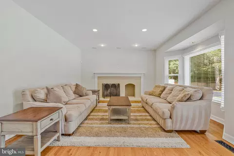 Living - 116 Lake Dr, Sterling, VA 20164 photo 2 of 4