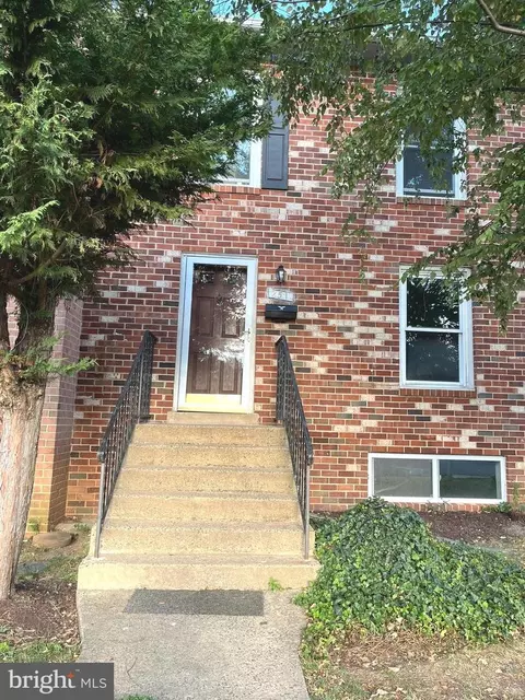 251 Meadows Ln NE, Leesburg, VA 20176