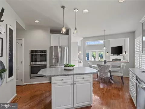 Kitchen - 43036 Hedgeapple Ct, Ashburn, VA 20147 photo 3 of 4