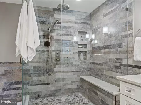 Bath - 43036 Hedgeapple Ct, Ashburn, VA 20147 photo 3 of 9