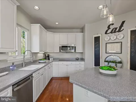 Kitchen - 43036 Hedgeapple Ct, Ashburn, VA 20147 photo 4 of 4