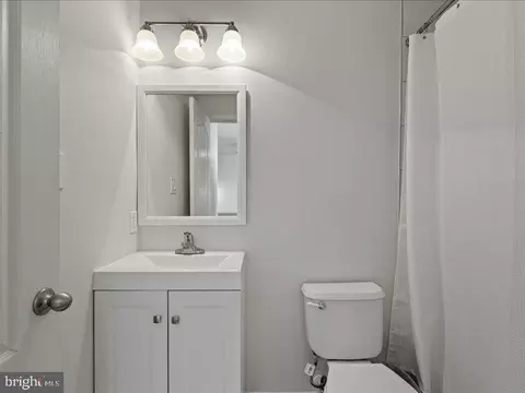 Bath - 43036 Hedgeapple Ct, Ashburn, VA 20147 photo 6 of 9